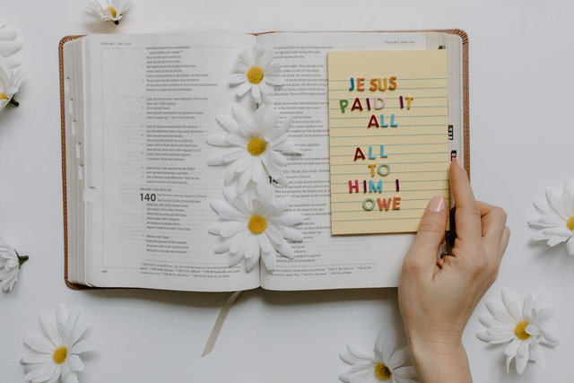 Ilustrasi caption kenaikan tuhan yesus kristus 2025 - Sumber: pexels.com/@tara-winstead