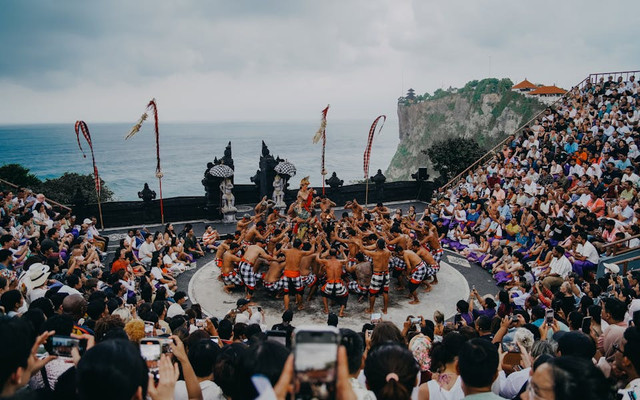Kenapa Turis Asing Suka dengan Budaya Indonesia. Foto Pertunjukan Tari di Bali. Sumber: pexels.com/Habel Panggalo