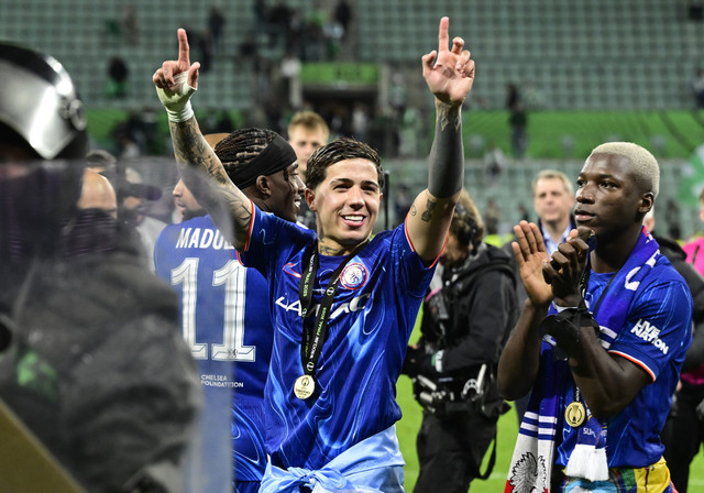 Pemain Chelsea Enzo Fernandez berselebrasi bersama rekannya Nikolas Jackson usai meriah gelar juara pada final Liga Konferensi Eropa di Wroclaw, Polandia, Rabu (28/5/2025). Foto: Sergei Gapon/AFP