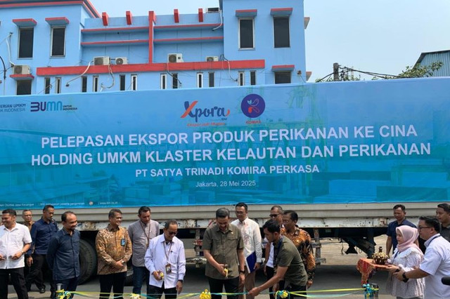Menteri UMKM Maman Abdurrahman meresmikan Holding UMKM dan pengiriman 27 ikan layur ke China dari kawasan Muara Baru Penjaringan, Jakarta Utara, Rabu (28/5/2025). ANTARA/Mario Sofia Nasution