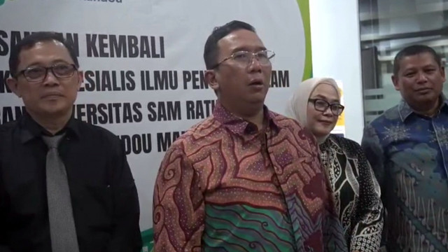 Direktur Jenderal Kesehatan Lanjutan, Kemenkes RI, dr. Azhar Jaya, didampingi Rektor Universitas Sam Ratulangi Manado, saat pembukaan kembali Program Pendidikan Dokter Spesialis (PPDS) Ilmu Penyakit Dalam.