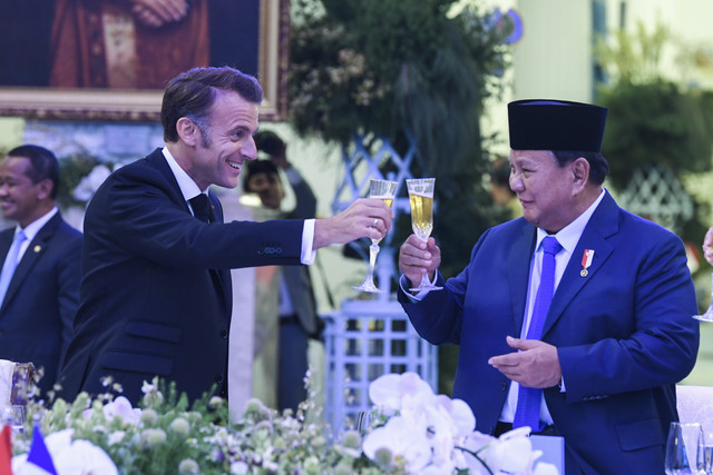 Presiden Prabowo Subianto (kanan) bersama Presiden Prancis Emmanuel Macron (kiri) saat jamuan makan malam di Istana Negara, Jakarta, Rabu (28/5/2025). Foto: Galih Pradipta/ANTARA FOTO