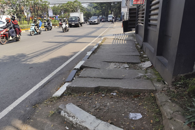 Trotoar rusak di Jalan Pasteur, Bandung, Jawa Barat, pada Kamis (29/5/2025). Foto: Alya Zahra/kumparan 
