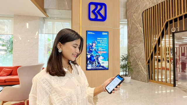 Nasabah saat menggunakan super app BRImo. Foto: Dok. BRI