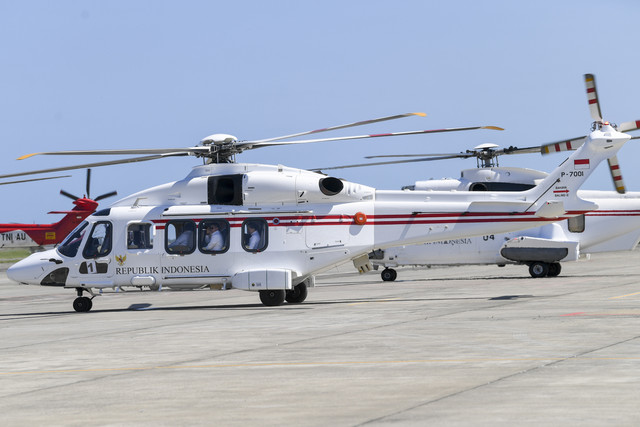 Helikopter jenis AgustaWestland AW189 yang membawa Presiden Prabowo Subianto dan Presiden Prancis Emmanuel Macron bersiap terbang di Yogyakarta International Airpot (YIA) Kulon Progo, D.I Yogyakarta, Kamis (29/5/2025). Foto: Galih Pradipta/ANTARA FOTO