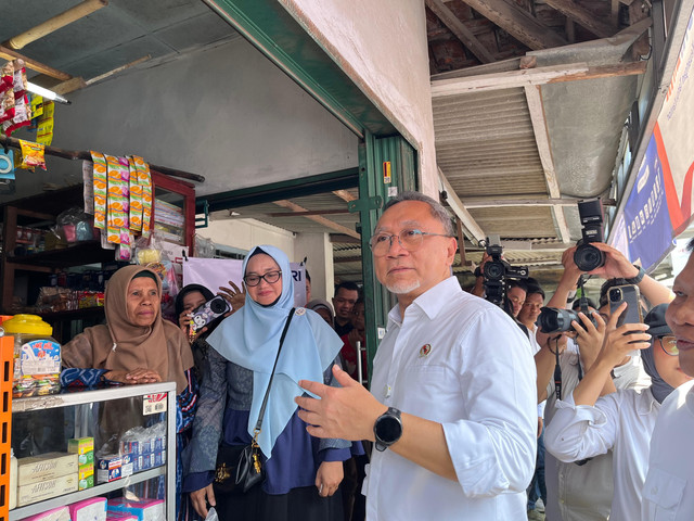 Menteri Koordinator Bidang Pangan Zulkifli Hasan saat meninjau lokasi Koperasi Merah Putih pertama di Lampung | Foto : Eka Febriani / Lampung Geh