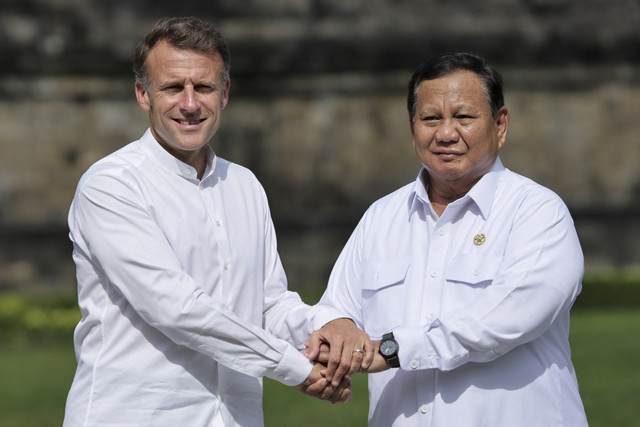 Presiden Prabowo Subianto berjabat tangan dengan Presiden Prancis Emmanuel Macron saat berkunjung ke Candi Borobudur di Magelang, Jawa Tengah, Kamis (29/5/2025). Foto: Yasuyoshi Chiba/AFP