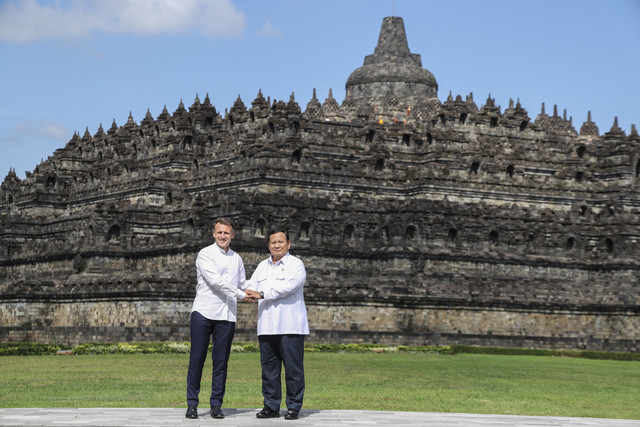 Presiden Prabowo Subianto berjabat tangan dengan Presiden Prancis Emmanuel Macron saat berkunjung ke Candi Borobudur di Magelang, Jawa Tengah, Kamis (29/5/2025). Foto: Ludovic Marin/AFP