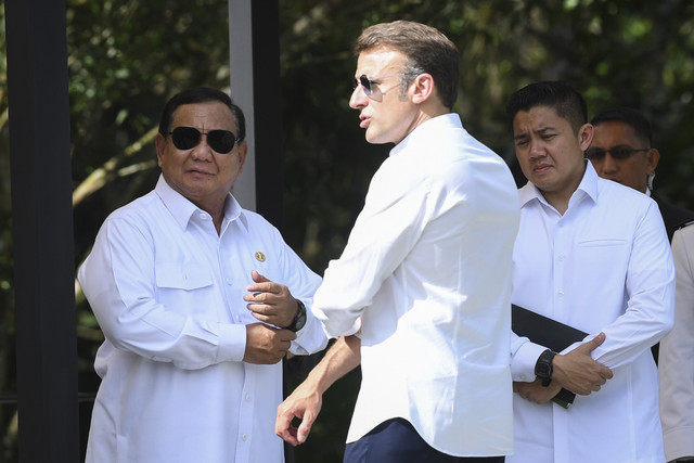 Presiden Prabowo Subianto (kiri) dan Presiden Prancis Emmanuel Macron (tengah) didampingi Sekretaris Kabinet Teddy Indra Wijaya (kanan) bersiap mengunjungi Candi Borobudur di Kabupaten Magelang, Jawa Tengah, Kamis (29/5/2025). Foto: Galih Pradipta/ANTARA FOTO