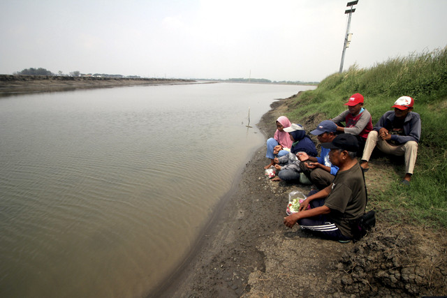 Warga korban Lumpur Lapindo berdoa bersama di tanggul penahan Lumpur Lapindo, Porong, Sidoarjo, Jawa Timur, Kamis (29/5/2025). Foto: Umarul Faruq/ANTARA FOTO