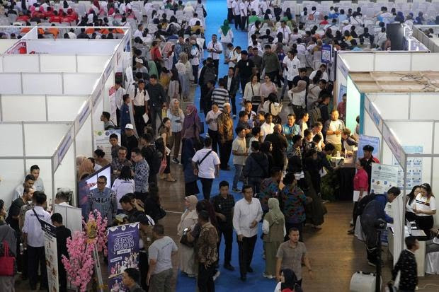 Orang-orang yang antusias mendaftar kerja ketika acara Job Fair. ANTARA FOTO/Yudi Manar/Spt. 