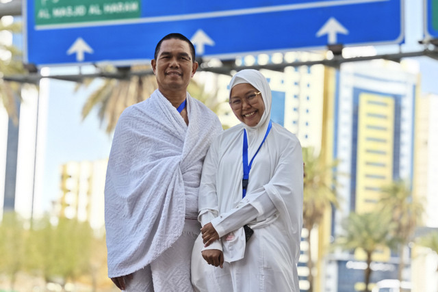 Dua calon haji Muhammad Nasir (kiri) didampingi putrinya Aulia Purnamasari Nasir berfoto di depan hotel tempat tinggalnya di Hotel Abraj Sorra Man Roa (217), Makkah, Arab Saudi, Kamis (29/5/2025).  Foto: Andika Wahyu/ANTARA FOTO