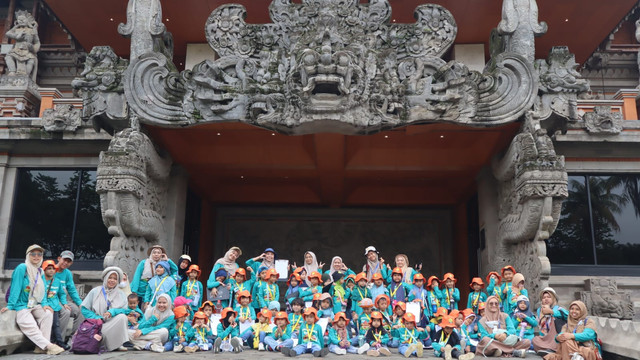 Ilustrasi Foto Di Pintu Museum Indonesia Oleh Hanzela Alaras
