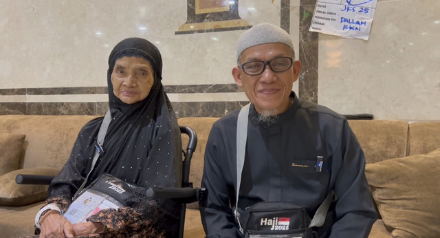 Yatun (kiri) jemaah haji lansia. Foto: MCH 2025