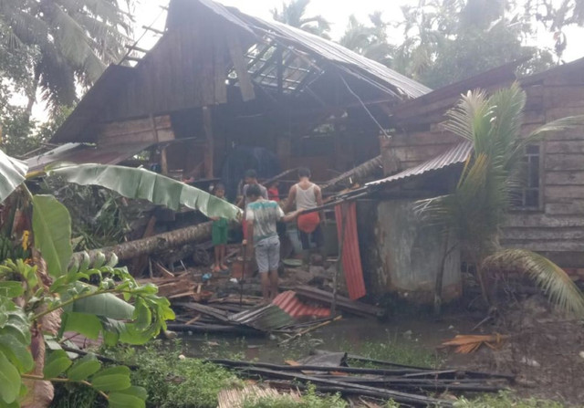 Salah satu rumah yang diterjang puting beliung. Foto : Istimewa