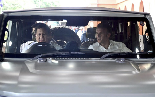 Presiden Prabowo Subianto bersama Presiden Prancis Emmanuel Macron menaiki kendaraan maung saat tiba di Akademi Militer (Akmil), Magelang, Jawa Tengah, Kamis (29/5/2025). Foto: Instagram/ @sekertariat.kabinet