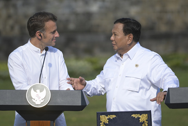 Presiden Prabowo Subianto (kanan) dan Presiden Prancis Emmanuel Macron (kiri) berbincang di sela konferensi pers usai kunjungan di Candi Borobudur, Kabupaten Magelang, Jawa Tengah, Kamis (29/5/2025). Foto: Hafidz Mubarak A/ANTARA FOTO