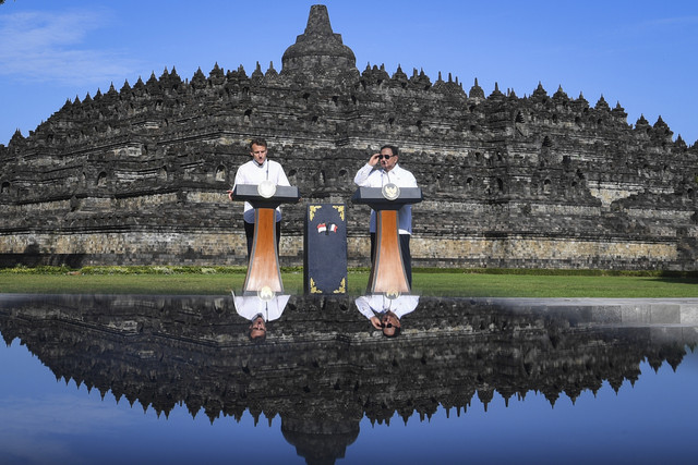 Presiden Prabowo Subianto (kanan) dan Presiden Prancis Emmanuel Macron (kiri) menyampaikan keterangan kepada wartawan usai kunjungan di Candi Borobudur, Kabupaten Magelang, Jawa Tengah, Kamis (29/5/2025). Foto: Galih Pradipta/ANTARA FOTO