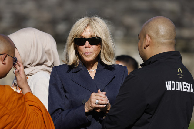 Istri Presiden Prancis Emmanuel Macron, Brigitte Macron saat mengunjungi Candi Borobudur di Kabupaten Magelang, Jawa Tengah, Kamis (29/5/2025). Foto: Ludovic Marin/AFP
