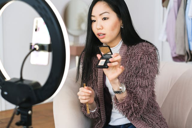 Ilustrasi Cara Live di Snack Video. Sumber: Pexels/Shvetsa