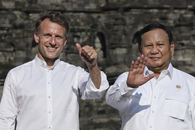 Presiden Prabowo Subianto (kanan) dan Presiden Prancis Emmanuel Macron (kiri) berpose di sela konferensi pers usai kunjungan di Candi Borobudur, Kabupaten Magelang, Jawa Tengah, Kamis (29/5/2025). Foto: Yasuyoshi Chiba/AFP