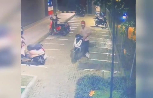 Salah satu pelaku saat melakukan aksi pencurian ketika korban sedang tawuran di Palembang yang terekam CCTV. Foto : Istimewa