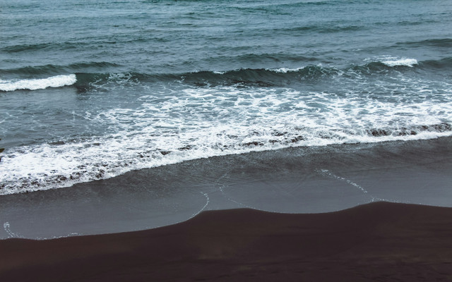 Ombak di pantai — Foto oleh Tyler Lastovich, via Unsplash