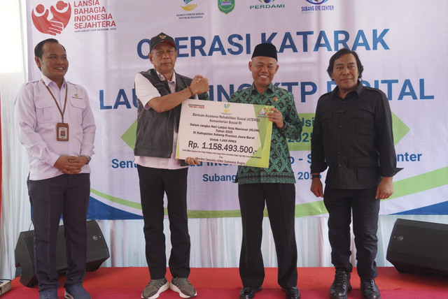 Wamensos dan Komeng hadiri Perayaan Hari Lanjut Usia Nasional di Subang. Foto: Kemensos RI