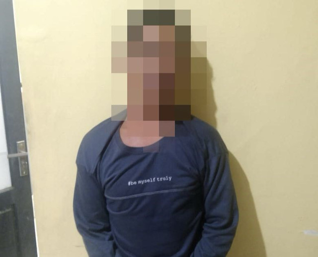 Pelaku pencabulan terhadap nenek kandung saat berada di Mapolres Ketapang. Foto: Dok. Polres Ketapang 