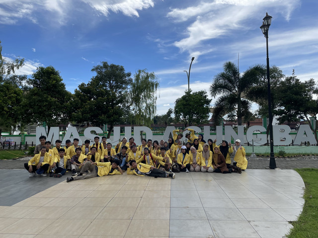Foto bersama di depan Masjid Agung Banten, Dok Pribadi