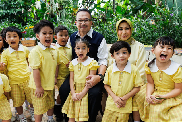 Akademisi dan praktisi bisnis Rhenald Kasali bersama istri saat membintangi iklan terbaru Sido Muncul. Foto: Sido Muncul