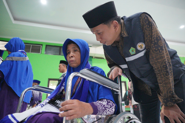 Mbah Marhamah saat tiba di Asrama Haji Sukolilo Surabaya. Foto: Humas Kemenag Jatim