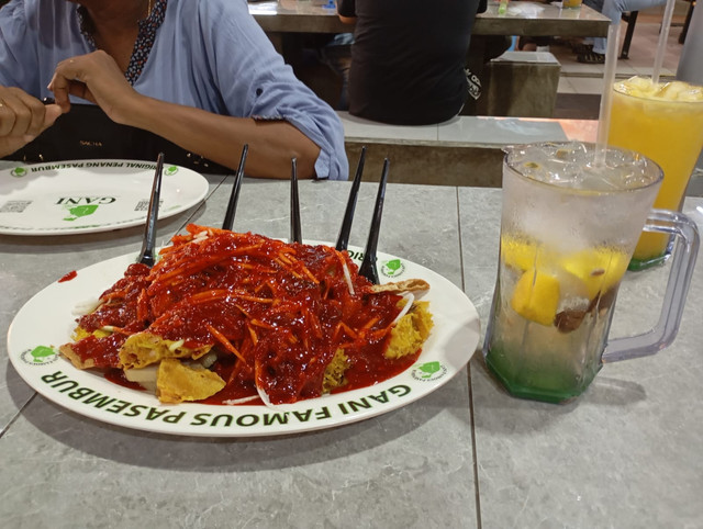 Pasembur ditemani es jeruk nipis. Sumber: Dokumentasi pribadi.