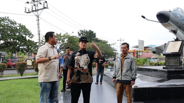 Bupati Kubu Raya, Sujiwo saat mengunjungi Taman Tugu Pesawat. Foto: Dok. Istimewa