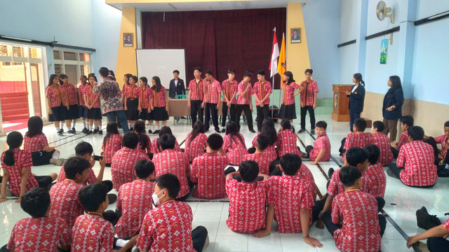 Foto kegiatan antara mahasiswa Universitas Jember dan para murid SMP Santo Petrus Jember. Sumber : dokumentasi pribadi.