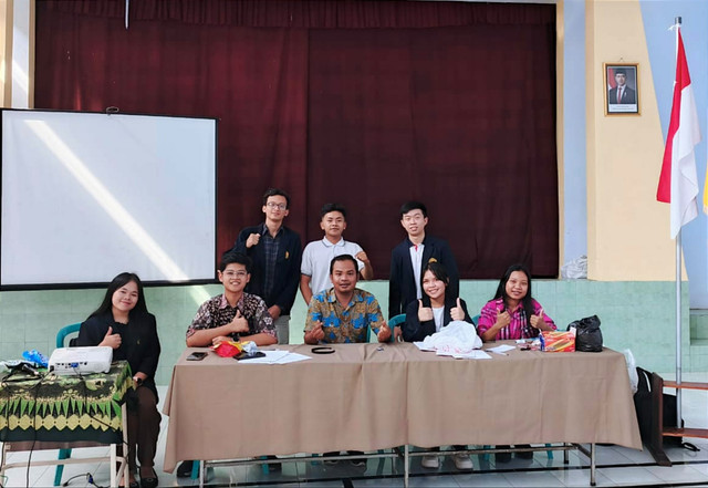 Foto bersama perwakilan guru SMP Santo Petrus yaitu Pak Sona (di tengah). Sumber : dokumentasi pribadi