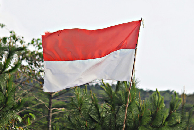 Bendera merah putih berkibar tinggi tapi rakyatnya masih terjajah pikiran mistis. Foto: Mufid Majnun / unsplash.com