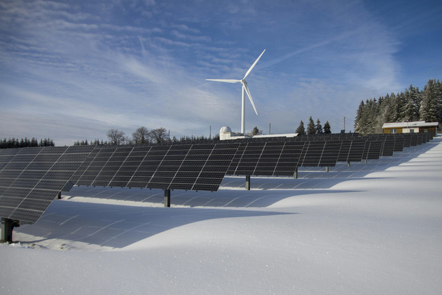 Sumber: https://www.pexels.com/photo/solar-panels-on-snow-with-windmill-under-clear-day-sky-433308/