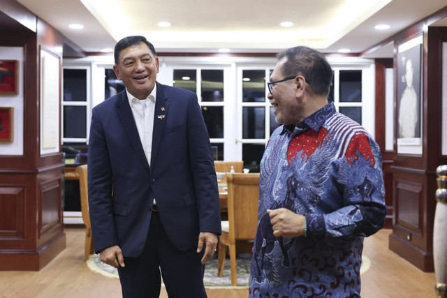 Menhan Sjafrie Sjamsoeddin bertemu Duta Besar RI untuk China, H.E. Djauhari Oratmangun. Foto: Instagram/ @sjafrie.sjamsoeddin