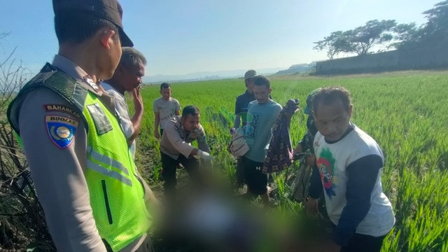 Petugas saat lakukan olah TKP di lokasi orang tersengat listrik di Desa Sumengko, Kecamatan Kalitidu, Kabupaten Bojonegoro, Jawa Timur. Jumat (30/05/2025) (Aset: Istimewa)