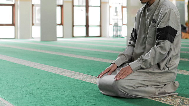 Ilustrasi ibadah di bulan Dzulhijjah. Foto: Masjid Pogung Dalangan/unsplash 