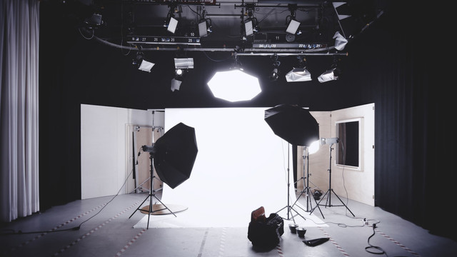 Ilustrasi Biodata Andre Taulany, Foto:Unsplash/Alexander Dummer