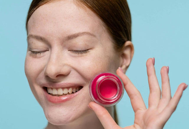 Ilustrasi cream blush lokal yang bagus - Sumber: pexels.com/@ron-lach