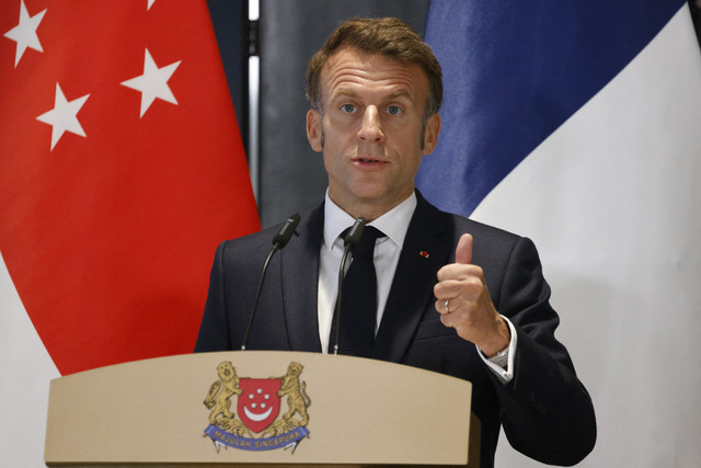 Presiden Prancis Emmanuel Macron menyampaikan keterangan kepada wartawan usai melakukan pertemuan kenegaraan di Singapura, Jumat (30/5/2025). Foto: Ludovic Marin/AFP
