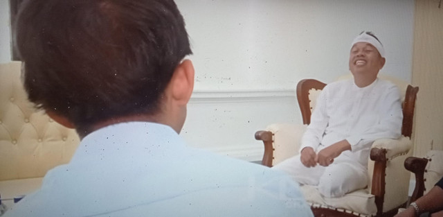 Pelajar asal OKI, Sumsel saat berbicara dengan Gubernur Jawa Barat Dedi Mulyadi untuk dapat dibina di barak militer agar memulihkan diri dari kecanduan narkoba. Foto : Potongan video/YouTube Kang Dedi Mulyadi