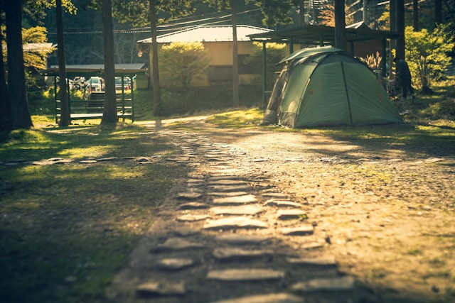 Camping Ground Murah di Puncak. Foto hanya ilustrasi, bukan tempat sebenarnya. Sumber: Unsplash/Snail