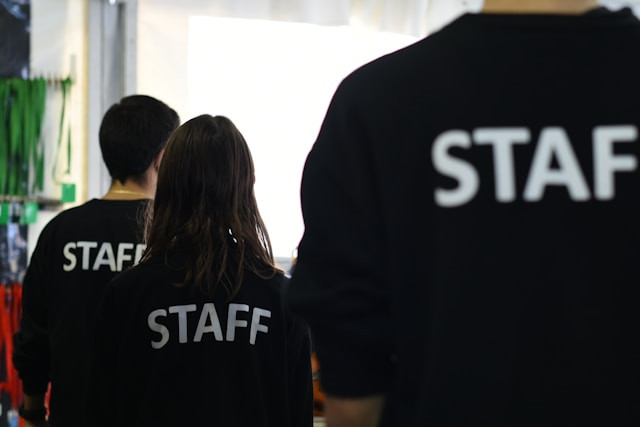 Cara Menjadi Staff Kpop di Tahun 2025. Foto Hanya Ilustrasi, Bukan Sebenarnya. Sumber Foto: Unsplash.com/Joao Viegas