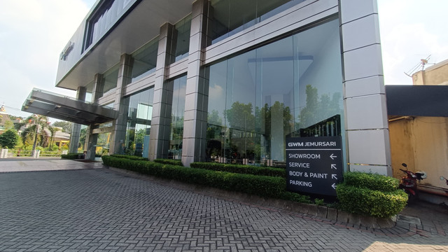 Kondisi diler GWM Jemursari, sebelumnya merupakan diler Honda. Foto: Farusma Okta Verdian/kumparan