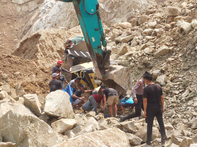 Proses evakuasi korban longsor tambang batu, di Kabupaten Cirebon, Jawa Barat, Jumat (30/5). Foto: Dok. Humas Polda Jabar