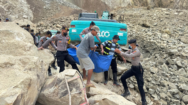 Proses evakuasi korban longsor tambang batu, di Kabupaten Cirebon, Jawa Barat, Jumat (30/5). Foto: Dok. Humas Polda Jabar